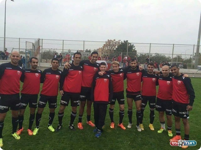 מתנה לילד בר המצווה (במרכז). שחקני חיפה עושים כבוד (פייסבוק עיר הפועלים)